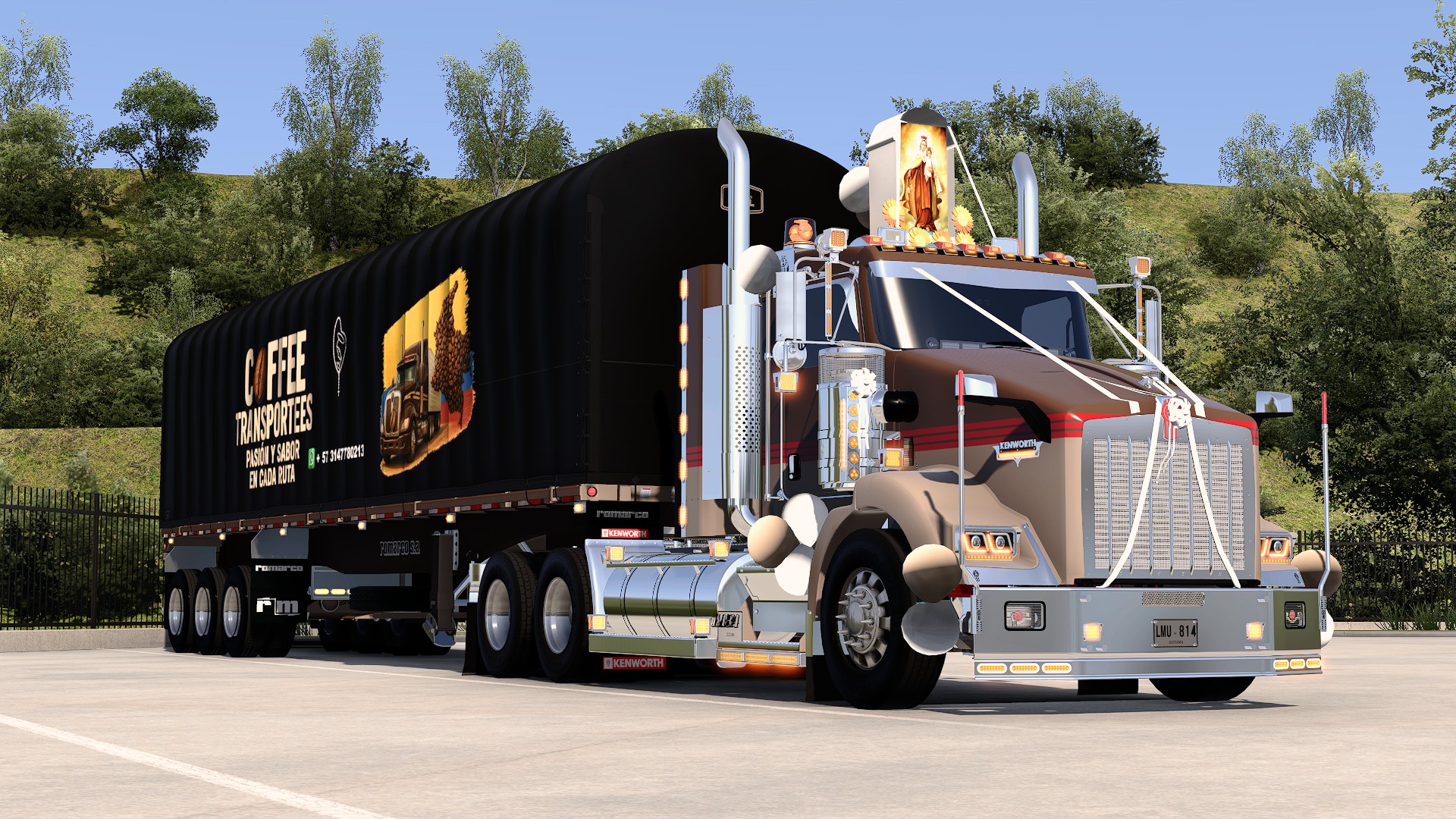 Kenworth con logo Coffee Transporttees en el remolque